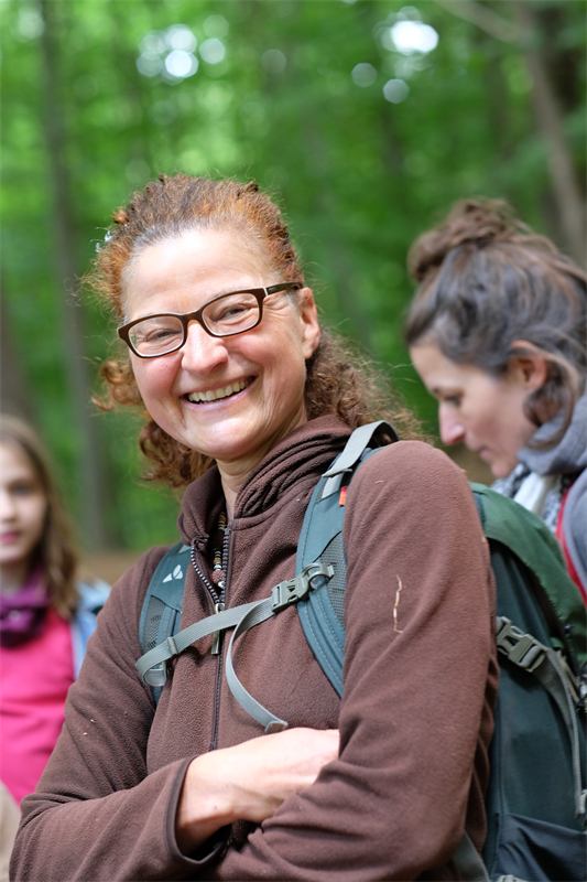 Porträt von Eva Boettcher im Wald